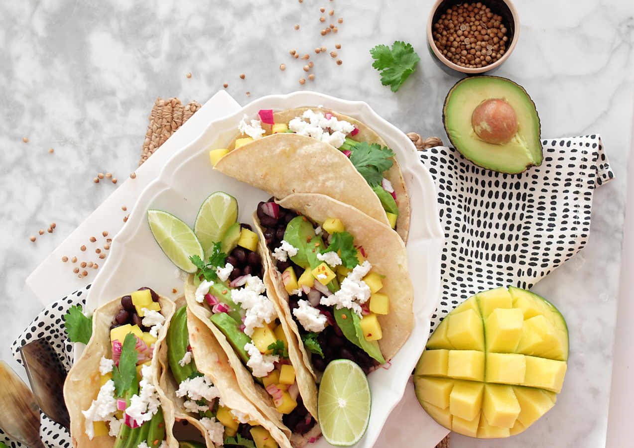 Tacos de mango. Los <a href="https://www.abc.es/bienestar/alimentacion/recetas-saludables/abci-recetas-sanas-como-preparar-unos-tacos-veraniegos-mango-frijoles-y-aguacate-202008120123_noticia.html">tacos de mango, aguacate y frijoles</a> que propone Catalina Prieto son una opción perfecta para sorprender con una cena saludable en verano.