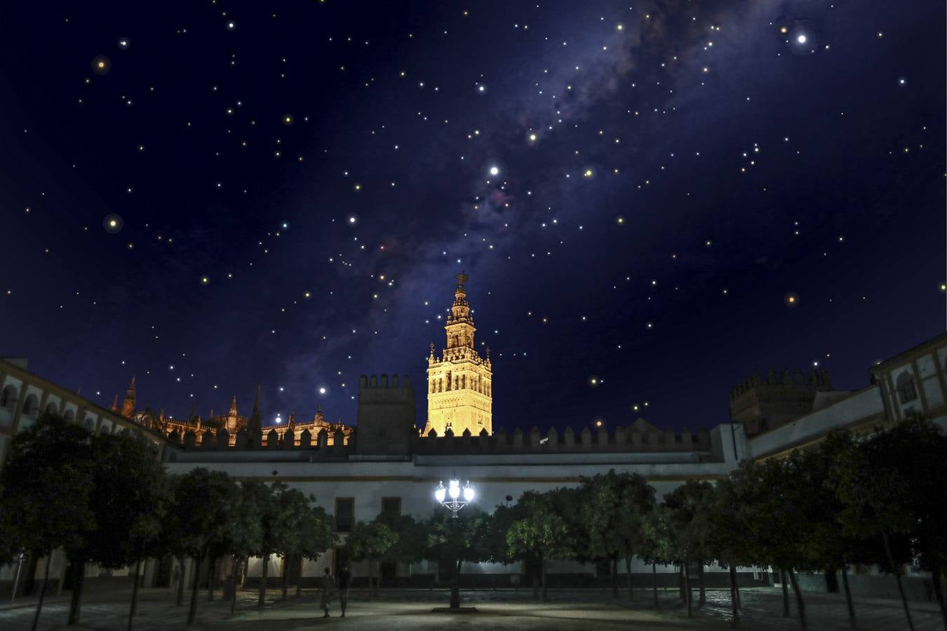 Patio de Banderas y la Giralda. 