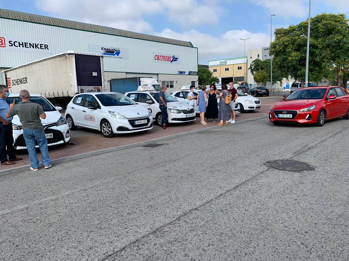 Las autoescuelas de Cádiz salen a la calle por la falta de examinadores