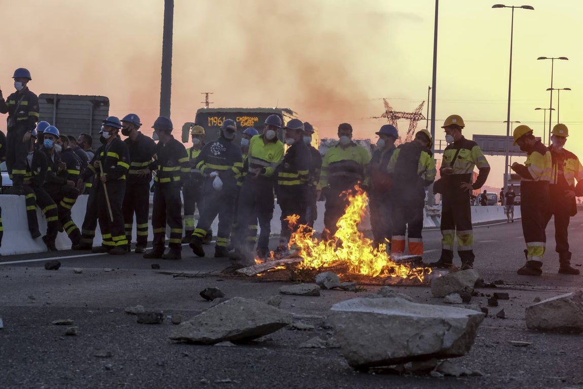 FOTOS: Trabajadores del metal cortan el Puente Carranza