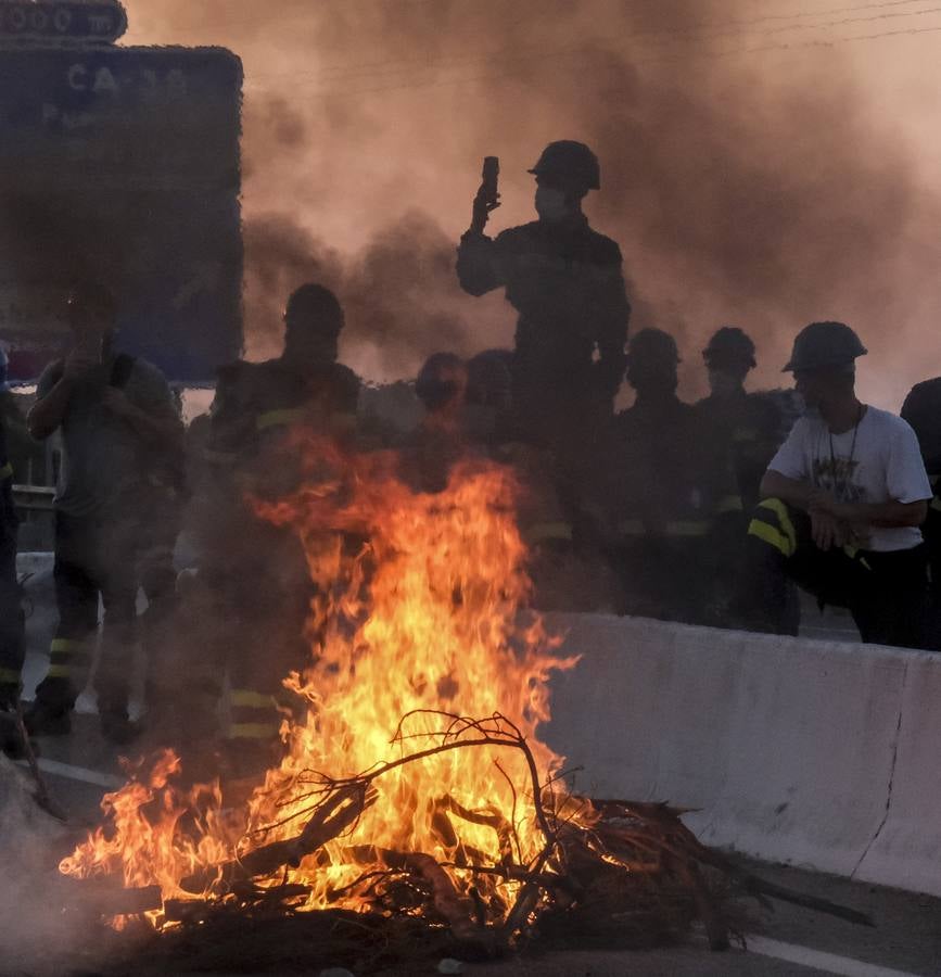 FOTOS: Trabajadores del metal cortan el Puente Carranza