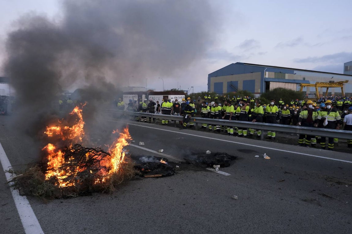 FOTOS: Trabajadores del metal cortan el Puente Carranza