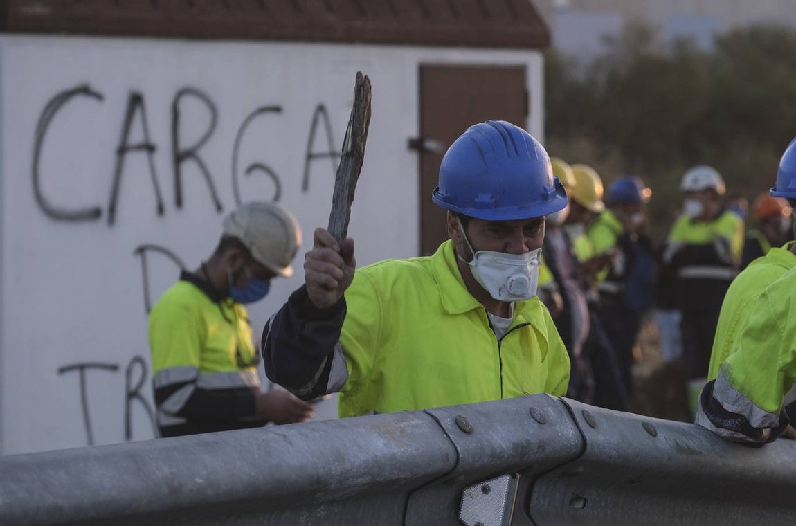FOTOS: Trabajadores del metal cortan el Puente Carranza