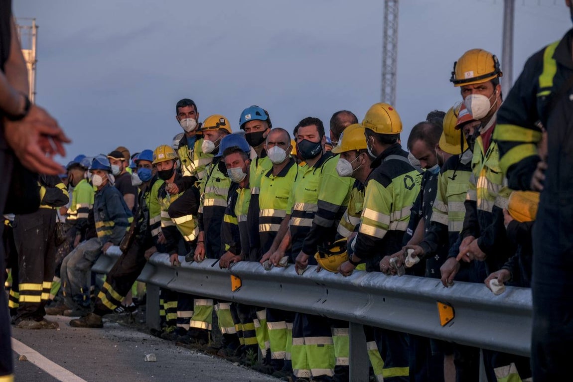 FOTOS: Trabajadores del metal cortan el Puente Carranza
