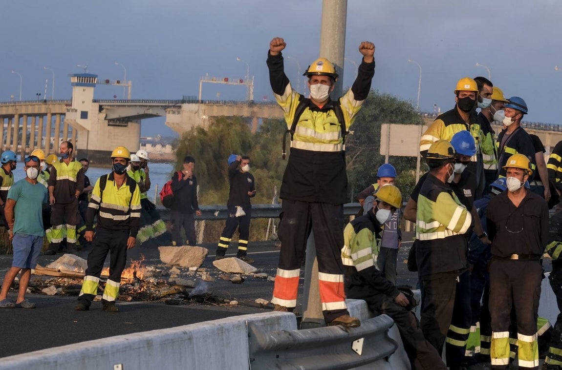 FOTOS: Trabajadores del metal cortan el Puente Carranza