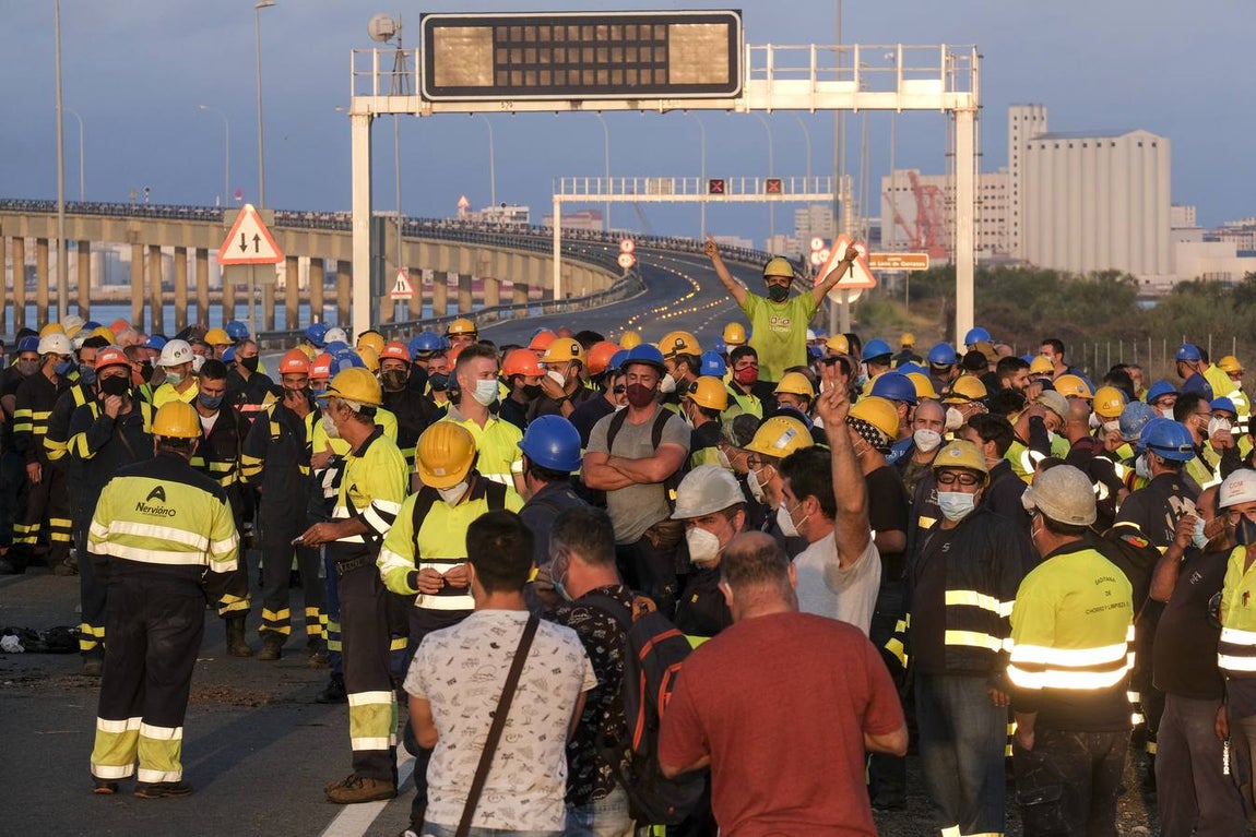 FOTOS: Trabajadores del metal cortan el Puente Carranza