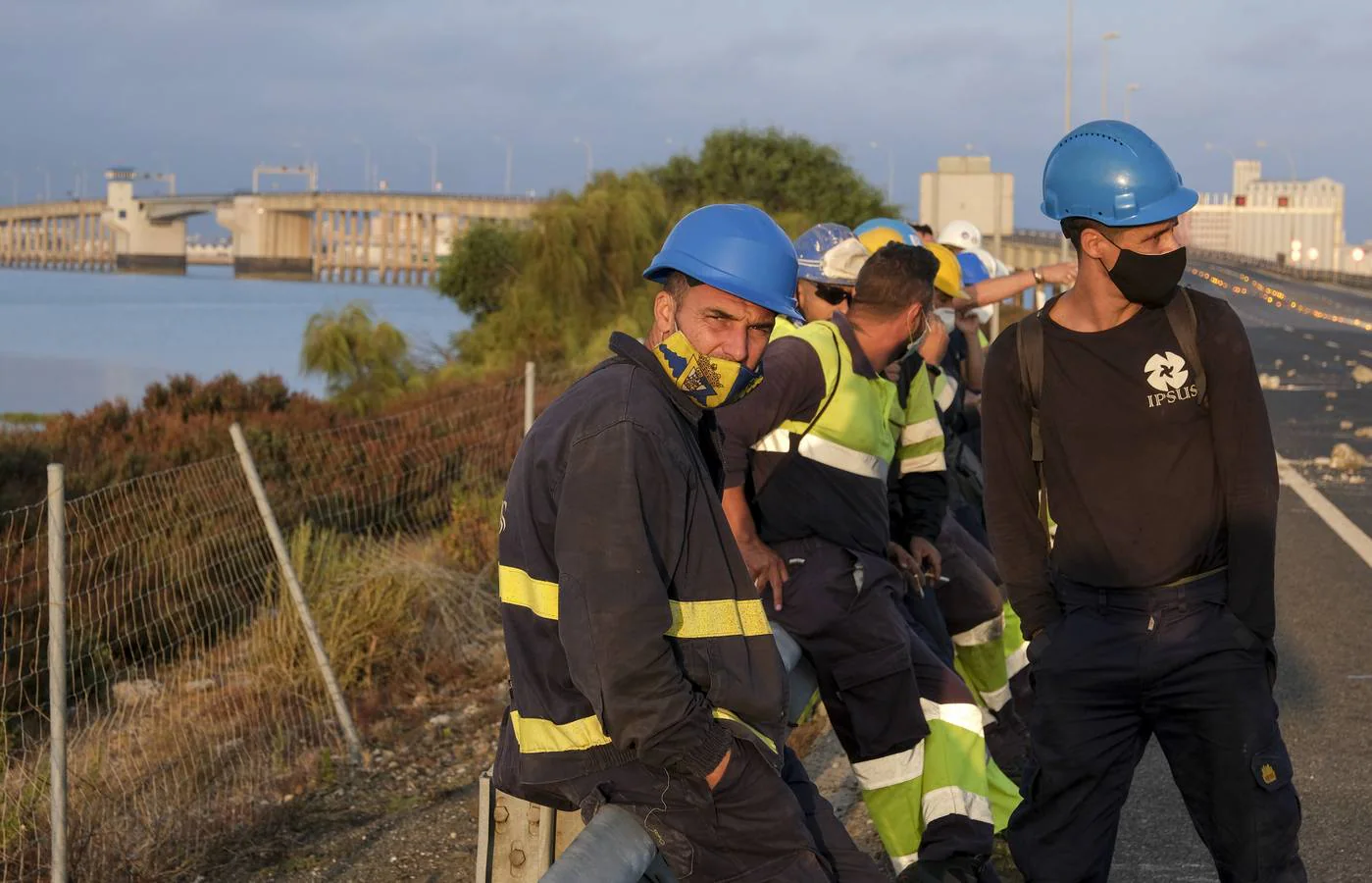 FOTOS: Trabajadores del metal cortan el Puente Carranza