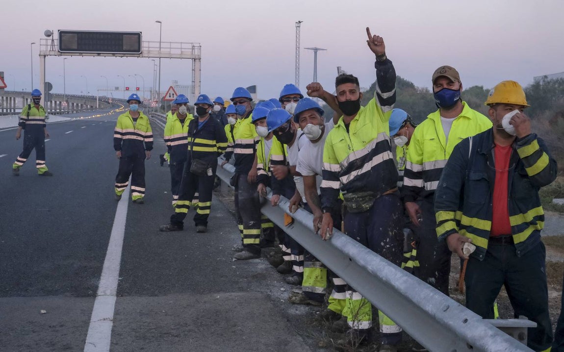 FOTOS: Trabajadores del metal cortan el Puente Carranza