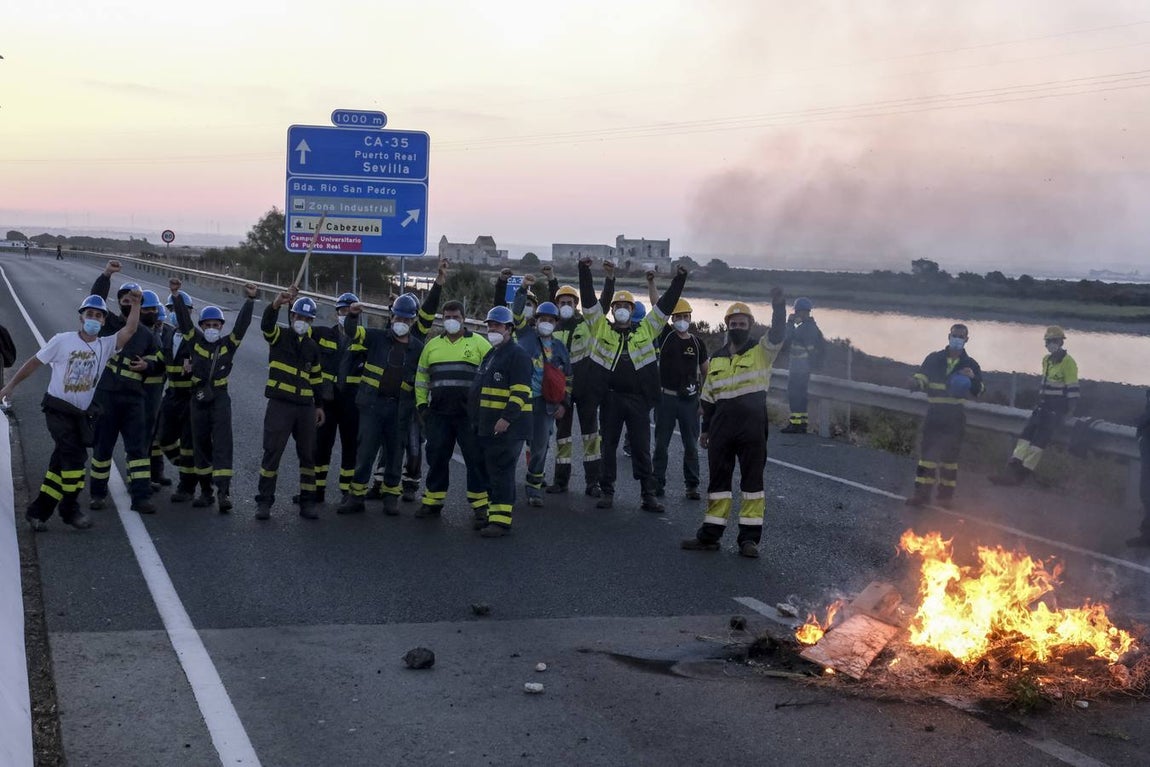 FOTOS: Trabajadores del metal cortan el Puente Carranza
