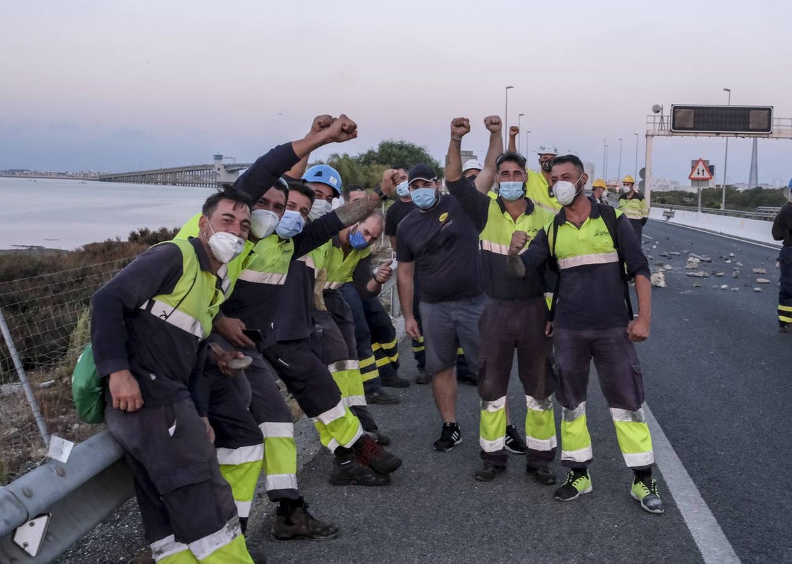FOTOS: Trabajadores del metal cortan el Puente Carranza