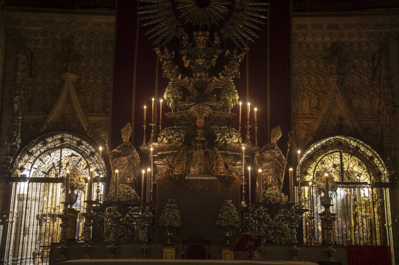 La Virgen de los Reyes, en el altar de novena