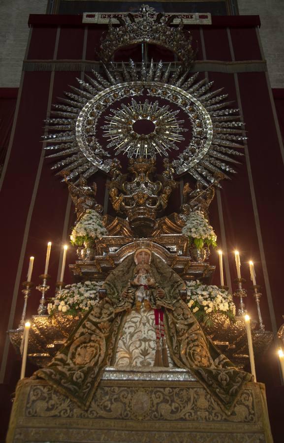 La Virgen de los Reyes, en el altar de novena