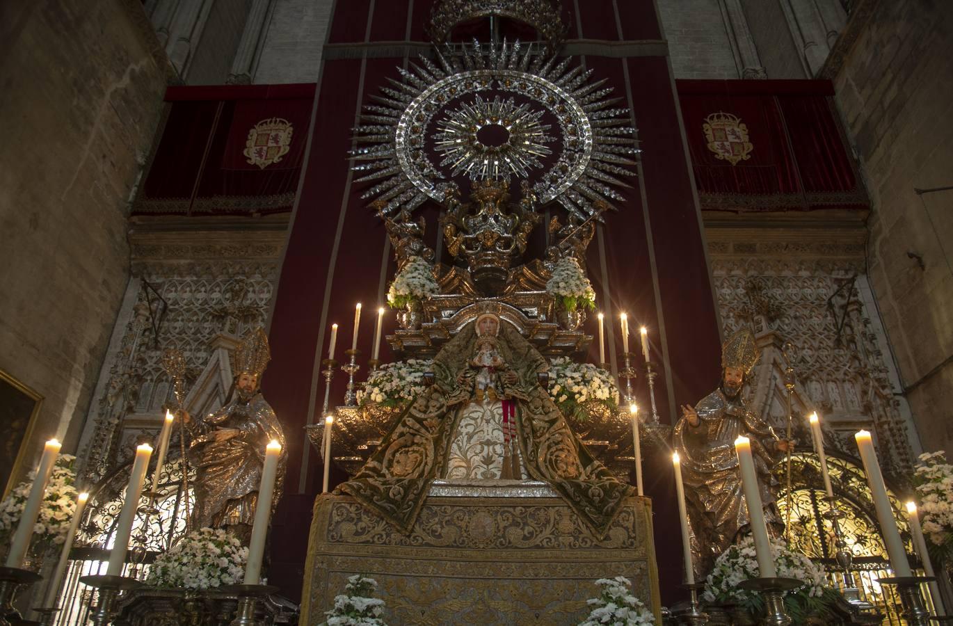 La Virgen de los Reyes, en el altar de novena