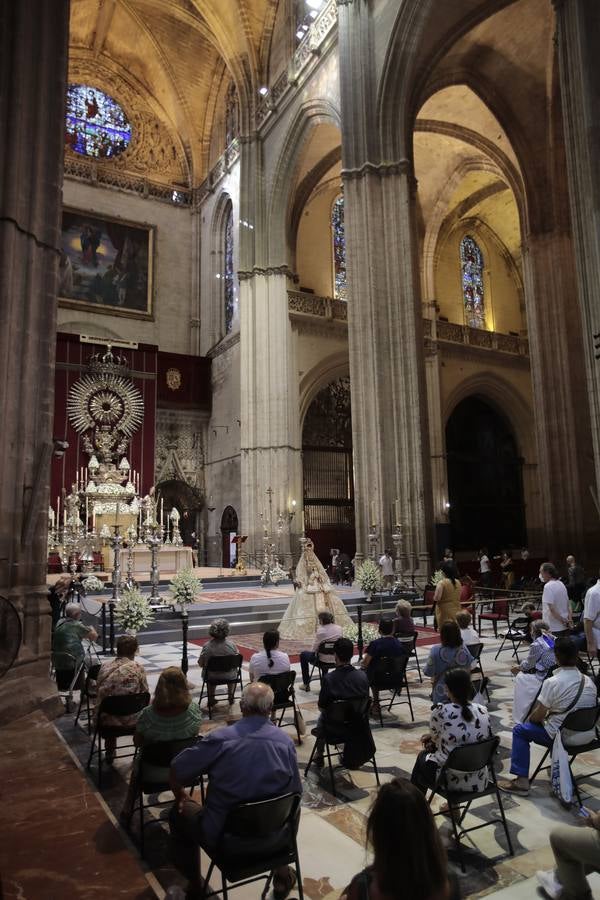 Colas en la Catedral para venerar a la Virgen de los Reyes, en imágenes