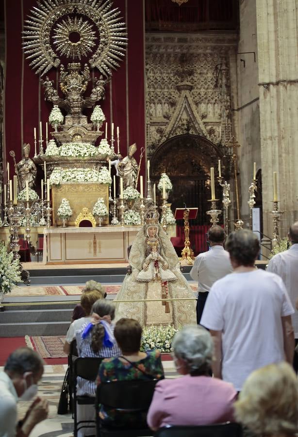 Colas en la Catedral para venerar a la Virgen de los Reyes, en imágenes