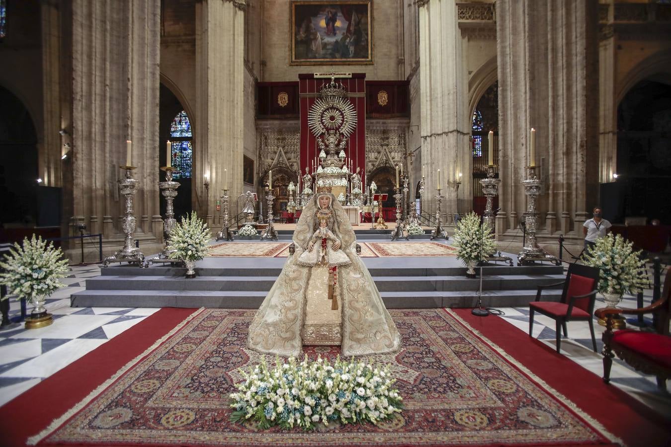 Colas en la Catedral para venerar a la Virgen de los Reyes, en imágenes