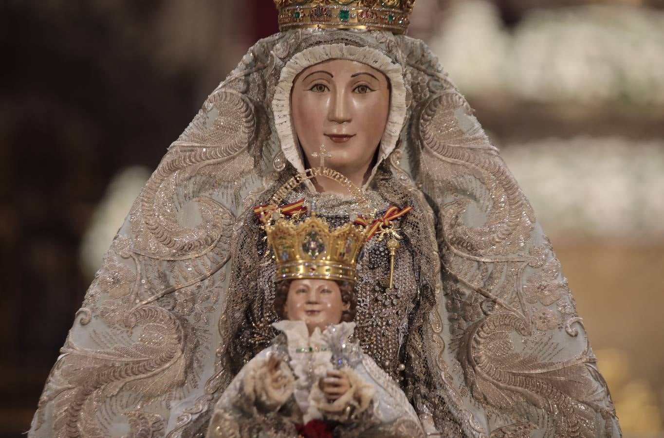 Colas en la Catedral para venerar a la Virgen de los Reyes, en imágenes