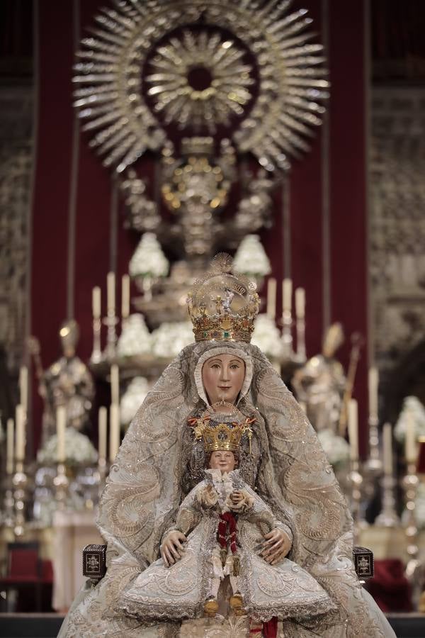 Colas en la Catedral para venerar a la Virgen de los Reyes, en imágenes