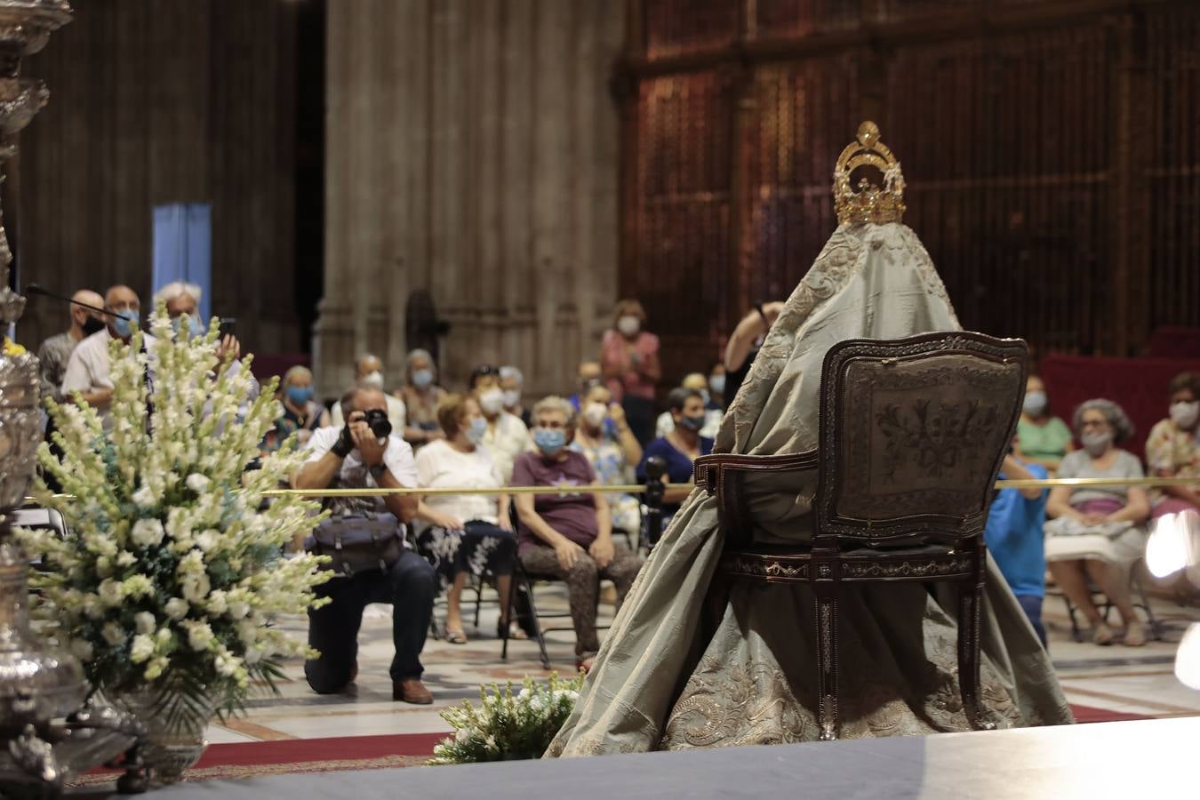 Colas en la Catedral para venerar a la Virgen de los Reyes, en imágenes