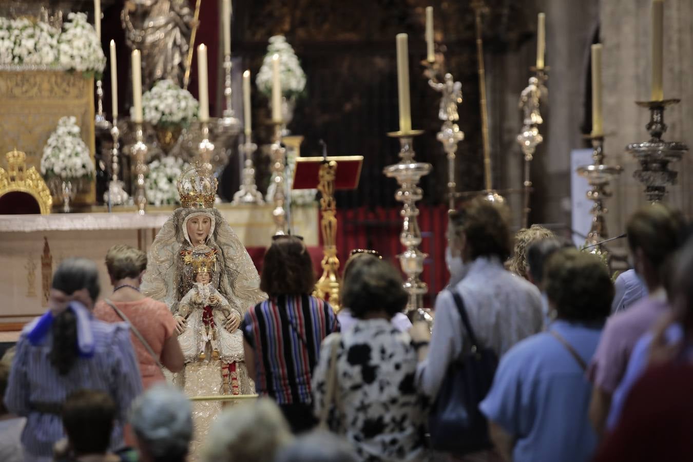 Colas en la Catedral para venerar a la Virgen de los Reyes, en imágenes