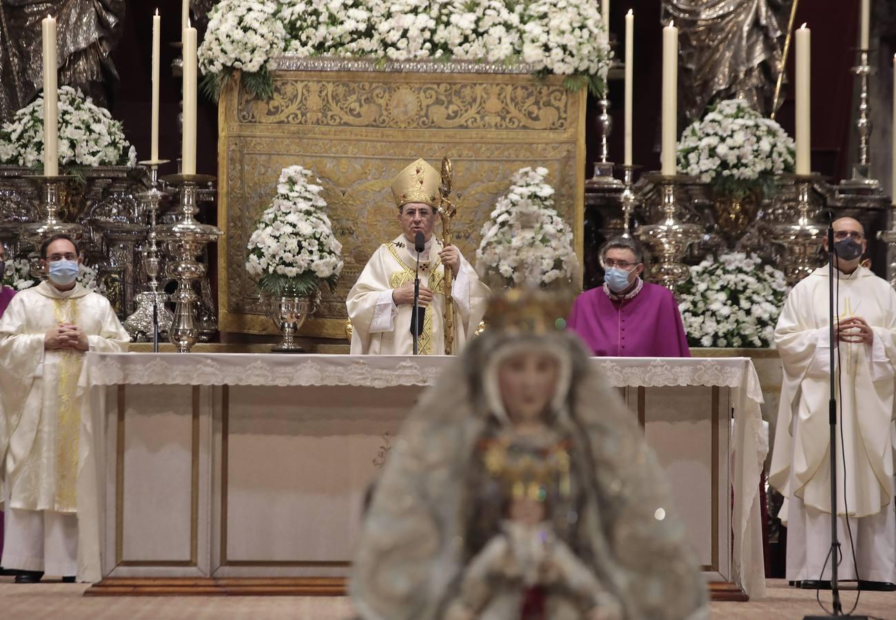 La Virgen de los Reyes recibe a los fieles en la Catedral, en imágenes