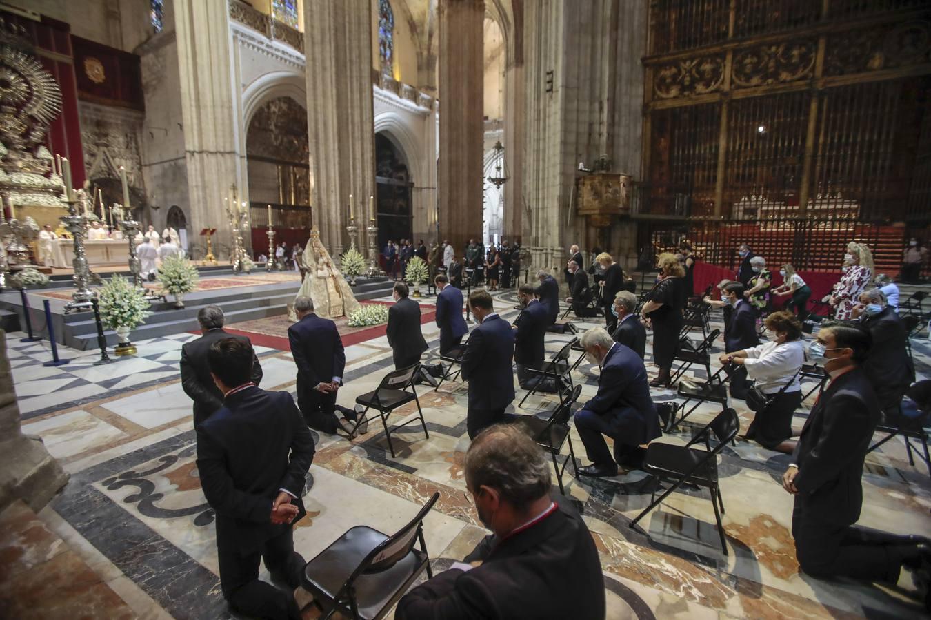 La Virgen de los Reyes recibe a los fieles en la Catedral, en imágenes