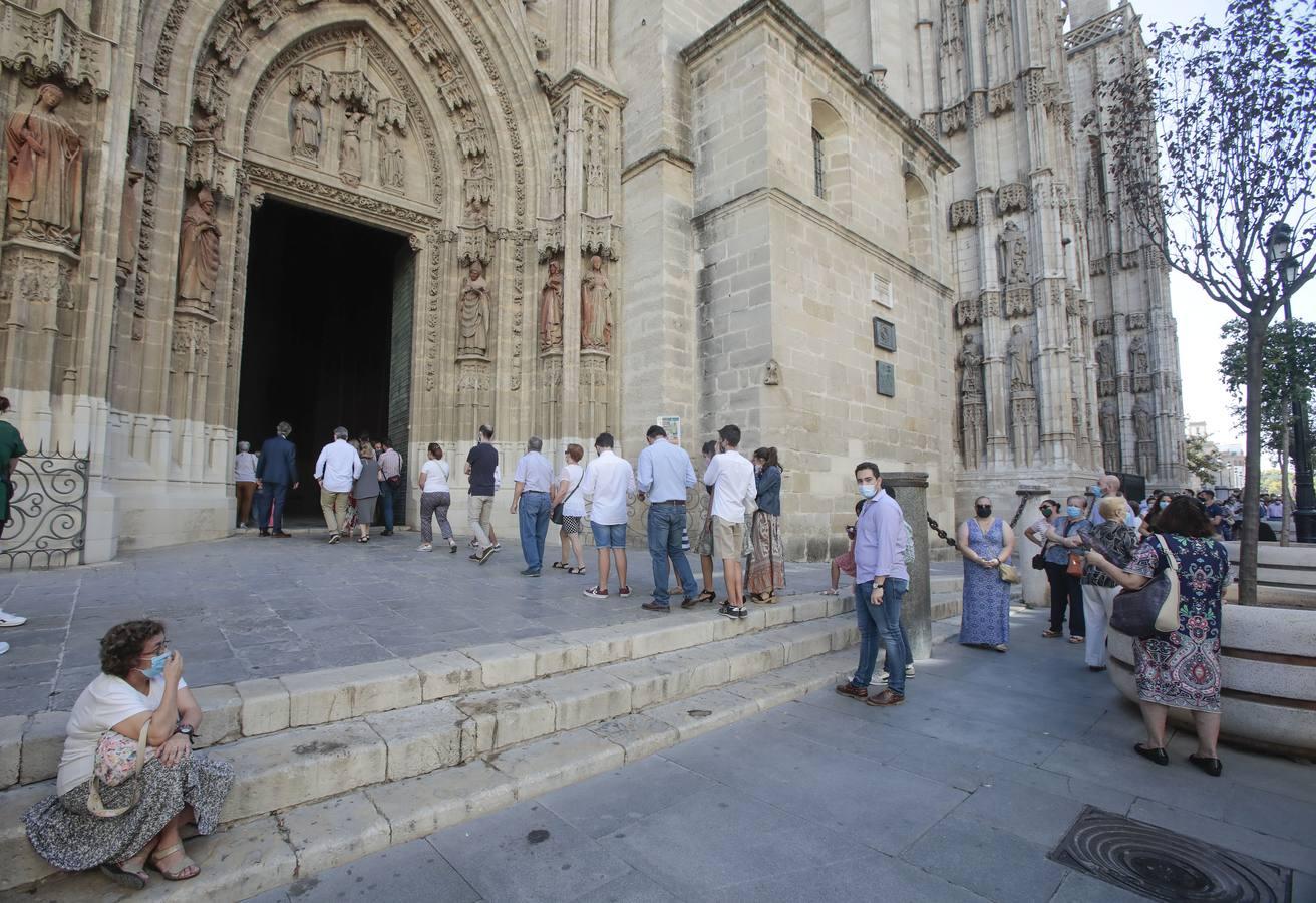 La Virgen de los Reyes recibe a los fieles en la Catedral, en imágenes