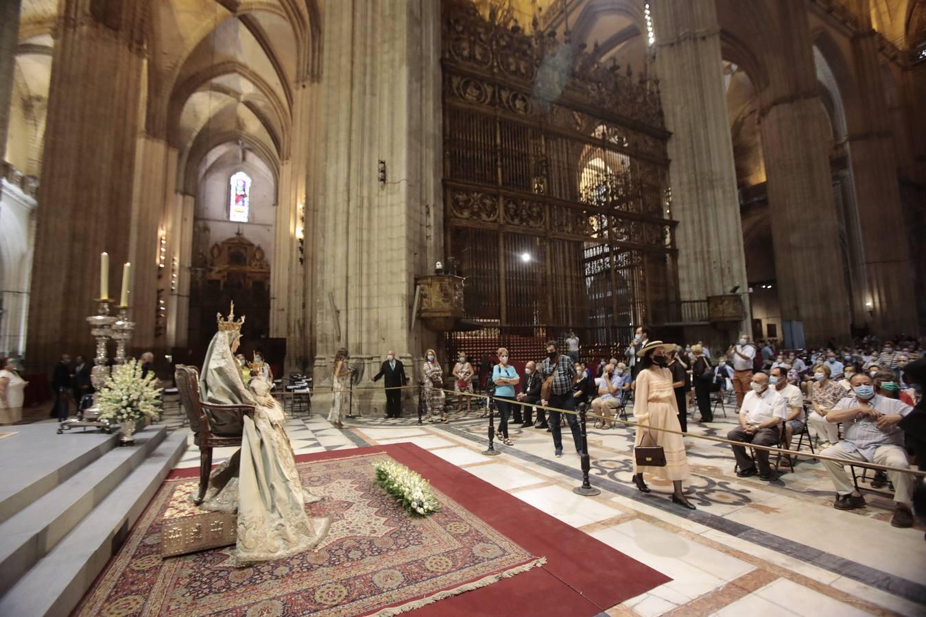 La Virgen de los Reyes recibe a los fieles en la Catedral, en imágenes