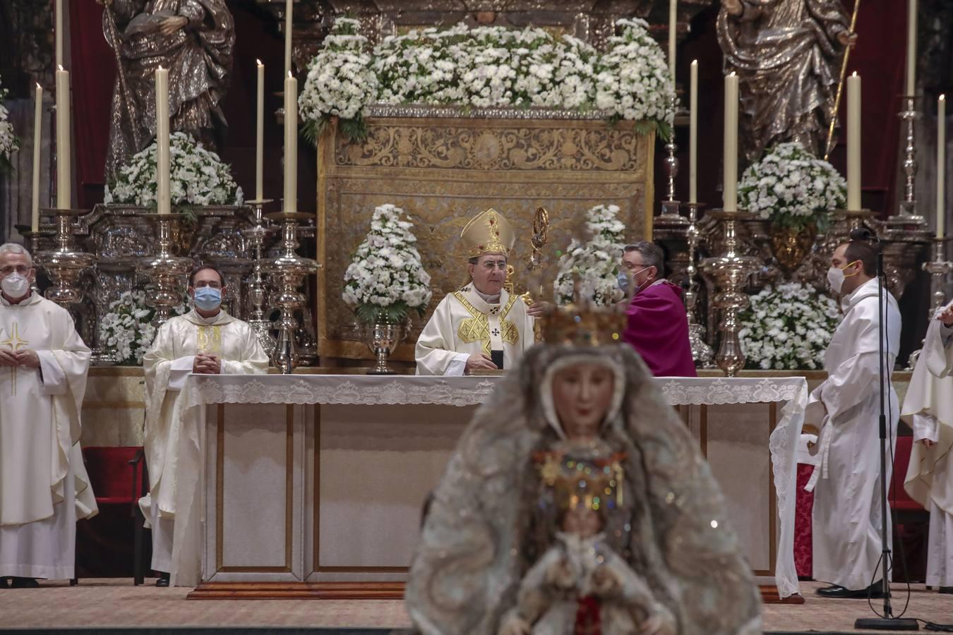 La Virgen de los Reyes recibe a los fieles en la Catedral, en imágenes