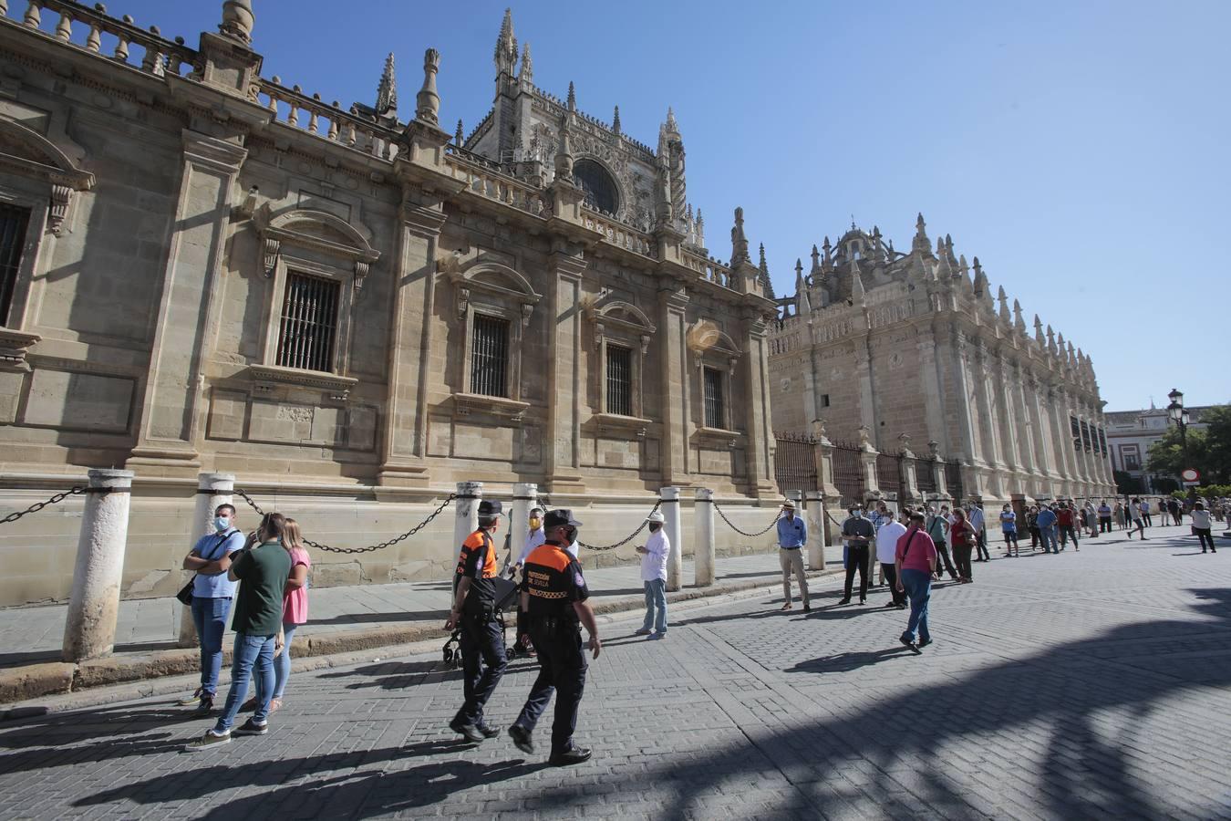 La Virgen de los Reyes recibe a los fieles en la Catedral, en imágenes