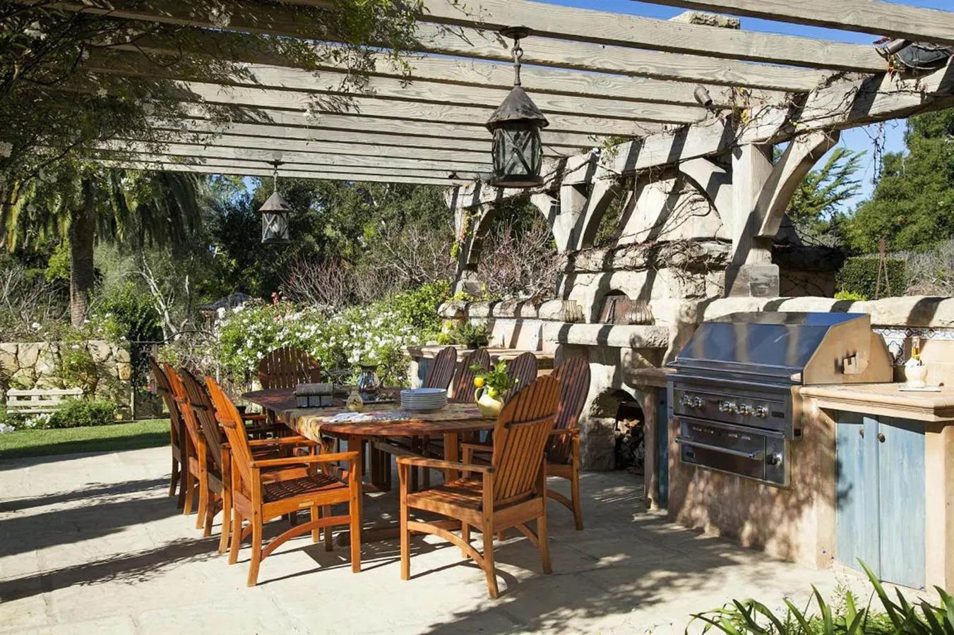 El nuevo hogar de Meghan Markle y el Príncipe Harry. Alejada de los paparazzis, la propiedad ofrece gran intimidad a la pareja. Junto a la piscina hay un comedor exterior con barbacoa en la que celebrar cenas y fiestas. Destaca también su pagoda con un lago artificial en el que la familia podrá relajarse.