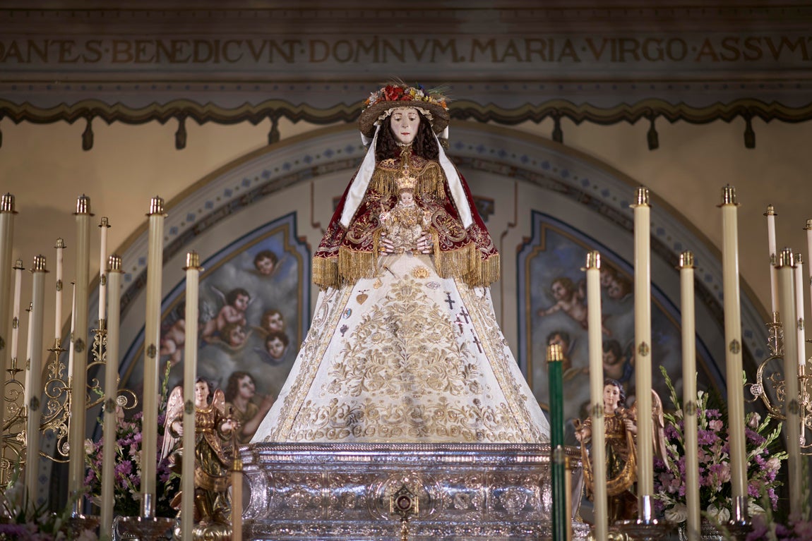 La Virgen del Rocío vestida de pastora, en imágenes