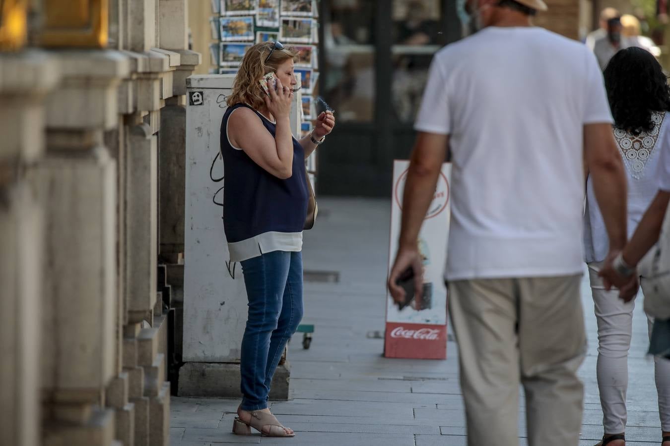 En imágenes, fumadores y bares de copas de Sevilla tras las restricciones