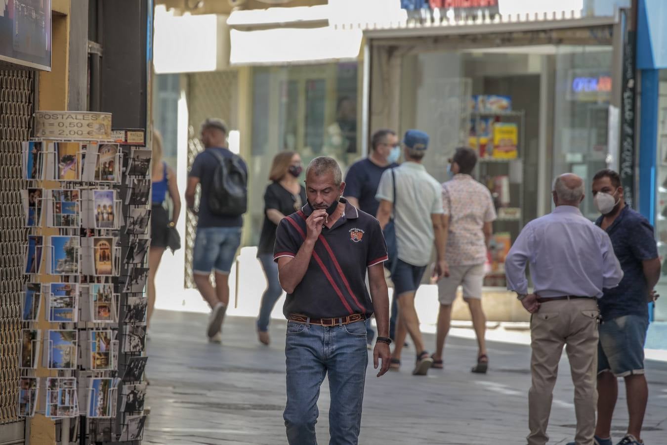 En imágenes, fumadores y bares de copas de Sevilla tras las restricciones