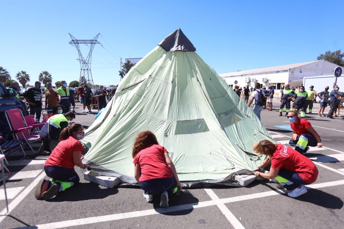 Fotos: Los dos trabajadores despedidos acampan en Astilleros a la espera de una «explicación