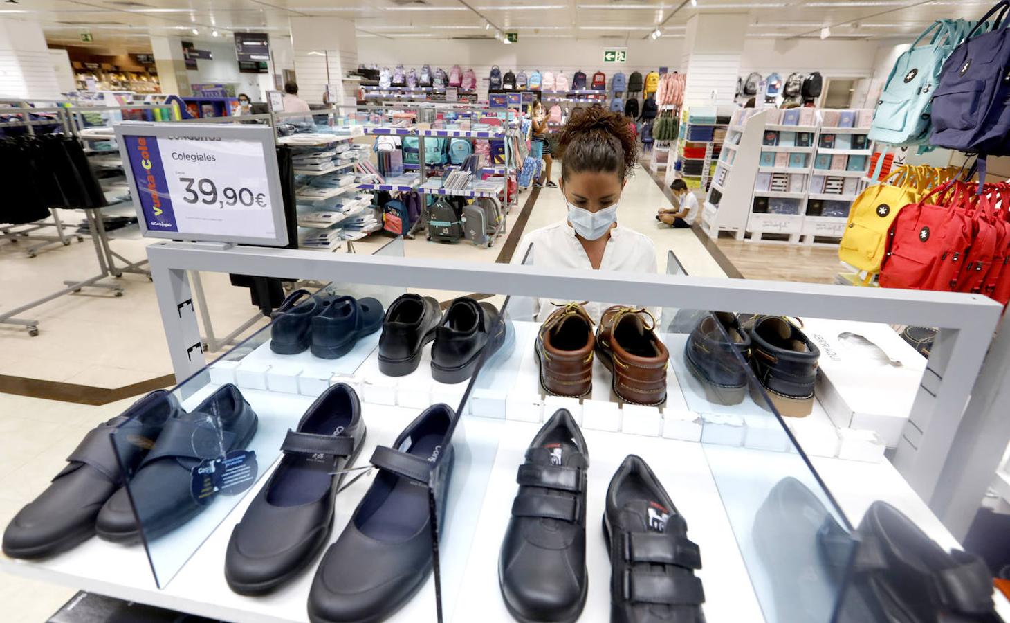 Tiendas de uniformes y papelerías se preparan para la vuelta al cole en Córdoba, en imágenes