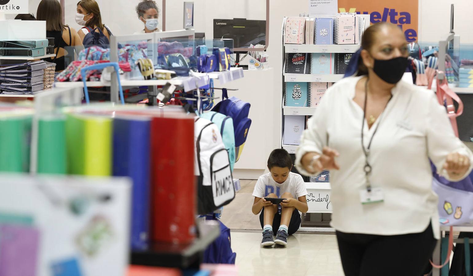 Tiendas de uniformes y papelerías se preparan para la vuelta al cole en Córdoba, en imágenes