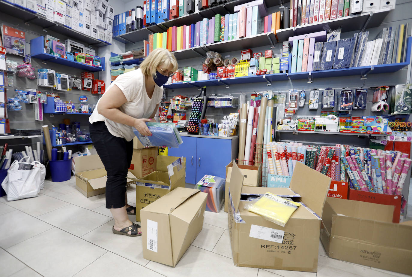 Tiendas de uniformes y papelerías se preparan para la vuelta al cole en Córdoba, en imágenes