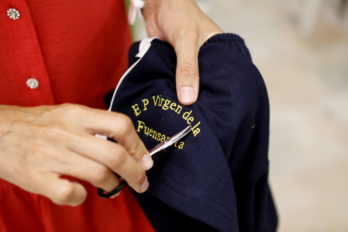 Tiendas de uniformes y papelerías se preparan para la vuelta al cole en Córdoba, en imágenes