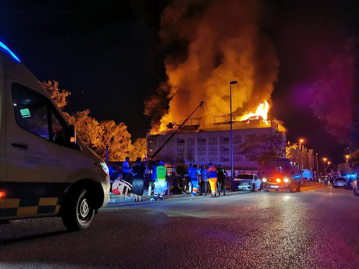 El devastador incendio del hotel Sisu Boutique de Marbella, en imágenes