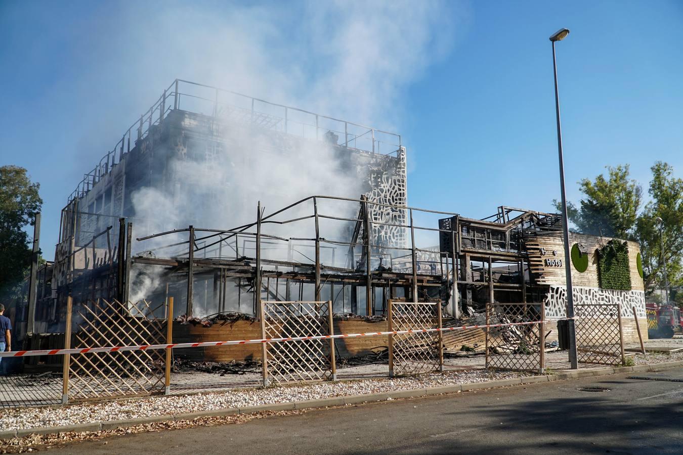 El devastador incendio del hotel Sisu Boutique de Marbella, en imágenes