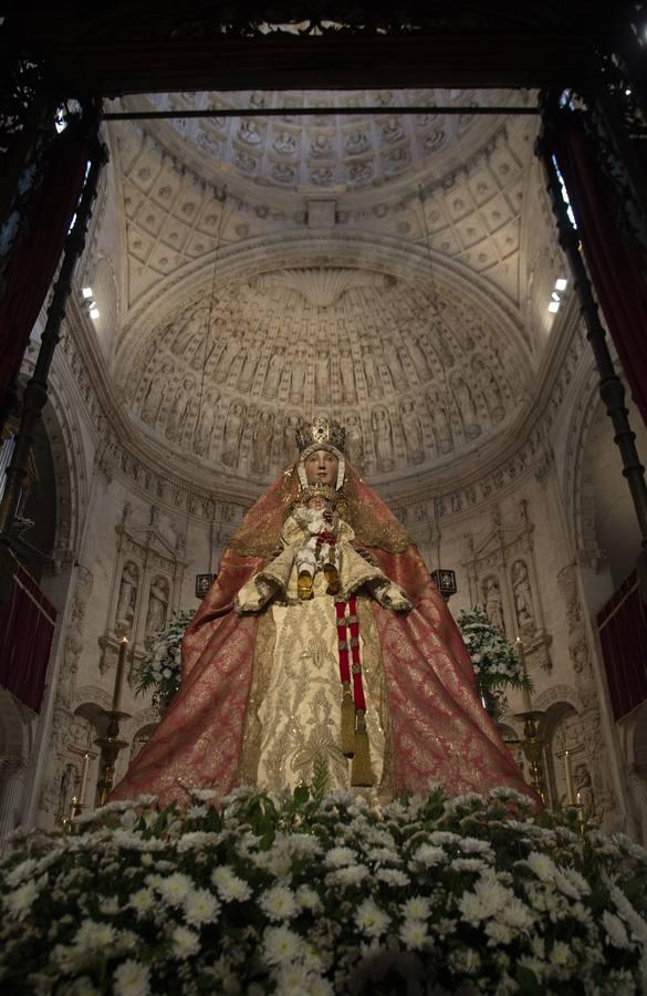 Imágenes del segundo «besamanos» de la Virgen de los Reyes