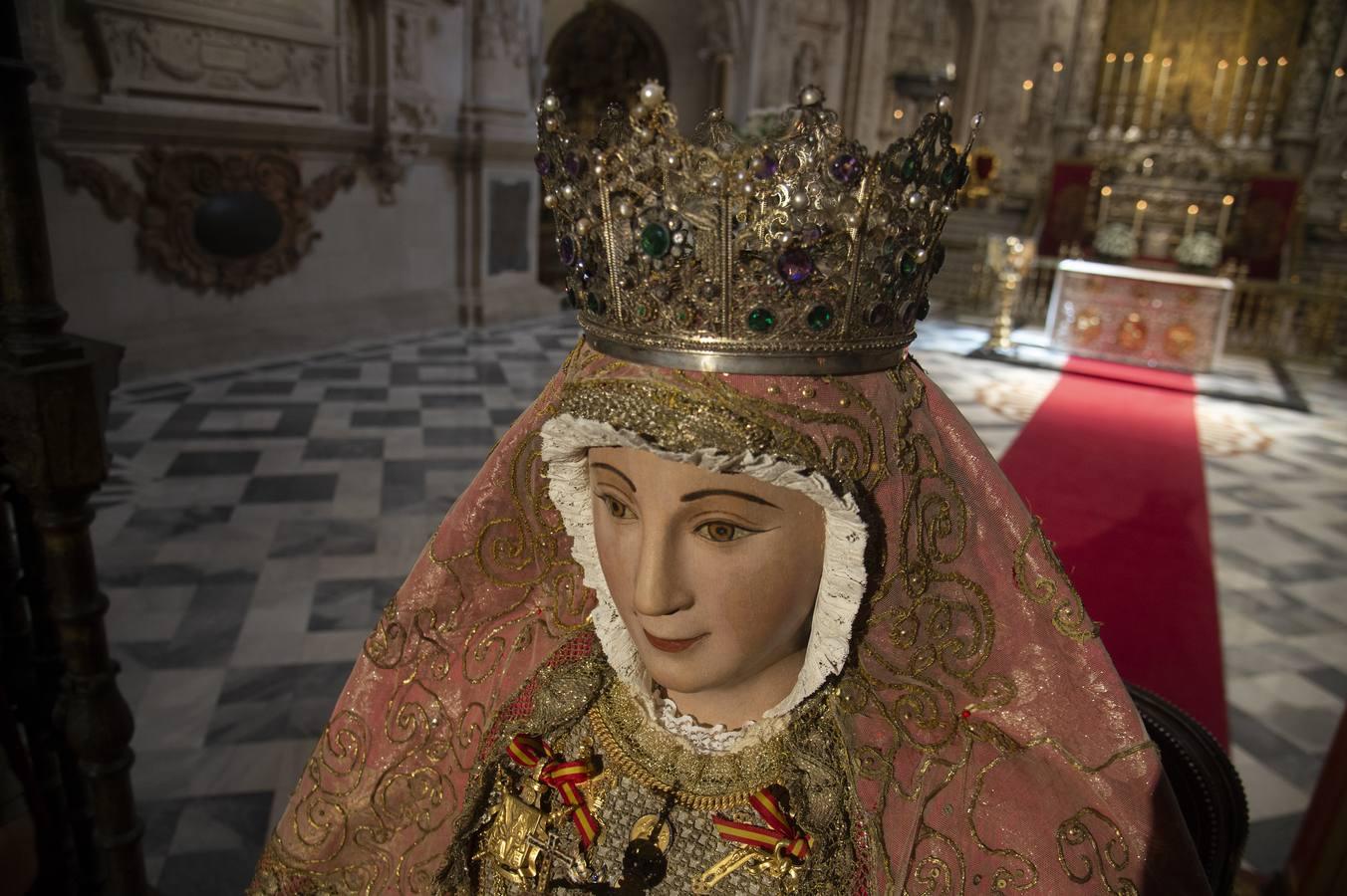 Imágenes del segundo «besamanos» de la Virgen de los Reyes