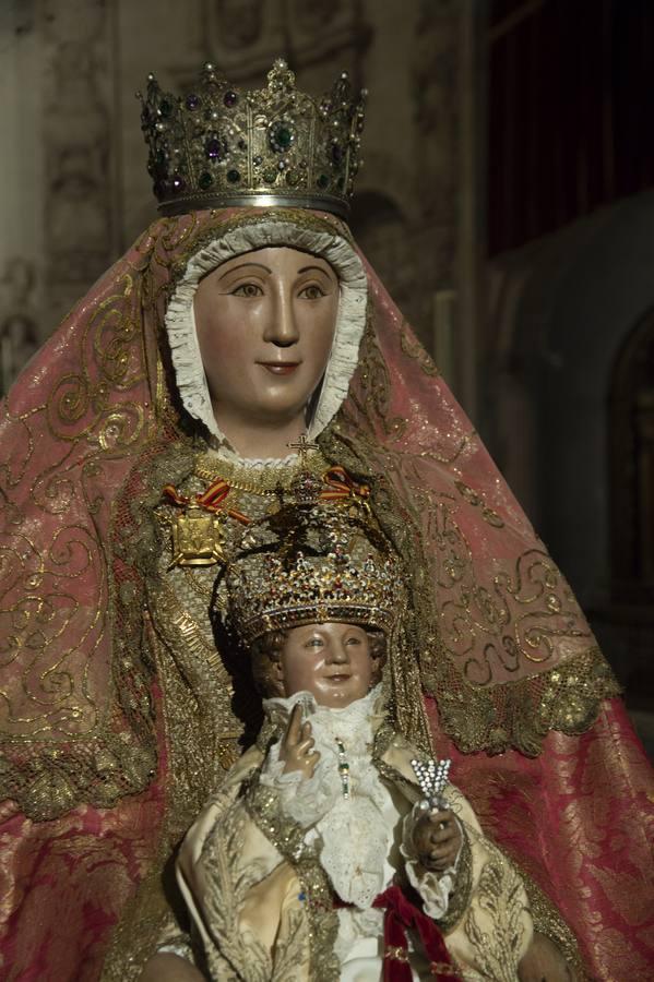 Imágenes del segundo «besamanos» de la Virgen de los Reyes