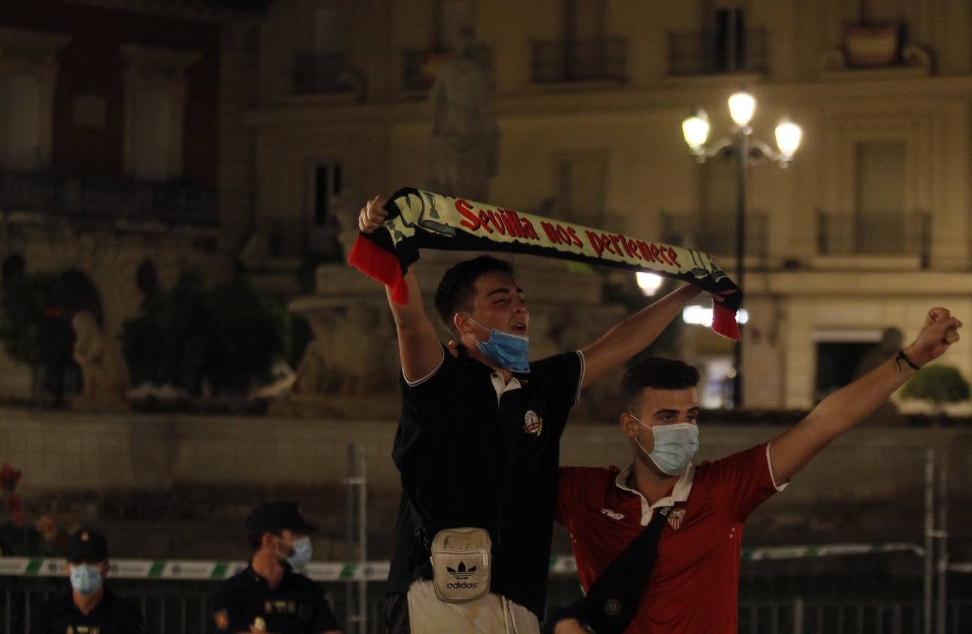 Sevilla FC - Inter de Milán: en imágenes, así han vivido la victoria rojiblanca los sevillistas