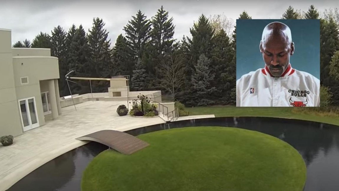 Una casa fuera de lo común. El estreno el pasado mes de abril de “El último baile”, el documental que narra la carrera e intrigas de <a href="https://www.abc.es/summum/estilo/relojes/abci-reloj-75000-michael-jordan-captado-protagonismo-documental-202004301242_noticia.html" target="_blank">Michael Jordan</a> parece haber aumentado aun más su popularidad, un desafío que parecía imposible y que sin embargo se ha reflejado en el aumento de ventas de las icónicas <a href="https://www.abc.es/summum/estilo/moda/abci-tienen-zapatillas-mas-caras-mundo-para-costar-560000-dolares-202005191257_noticia.html" target="_blank">Air Jordan </a>y demás productos de los que es imagen. Sin embargo, parece no haber sucedido lo mismo con su mansión de Chicago.