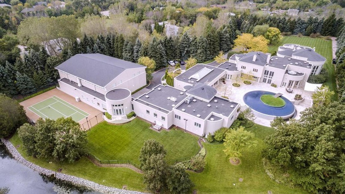 Más de 8 años en venta. La residencia está situada en Highland Park y se puso a la venta por primera vez en febrero de 2012 por 24,5 millones de euros. Sin embargo, ni la popularidad de su propietario ni el vanguardista diseño han conseguido que se venda. Desde aquel momento ha ido bajando de precio paulatinamente hasta llegar a los 13 millones el pasado octubre. Pero eso no ha sido todo, desde que comenzase la pandemia del Covid-19 la cifra ha descendido todavía más hasta alcanzar los 12 millones.