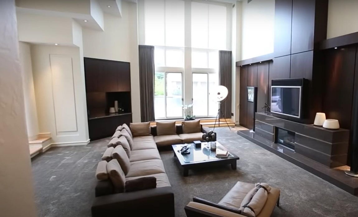 Un barrio lujoso... pero no lo suficientemente exclusivo. Aunque su situación estratégica pueda resultar bastante apetecible, no es el barrio más exclusivo de la zona, de hecho las casas más lujosas se encuentran a varios kilómetros. El motivo de que esté tan alejada reside en el deseo de Jordan de mantener la máxima privacidad, y eso precisamente ha sido lo que ha podido jugar en su contra a la hora de venderla.