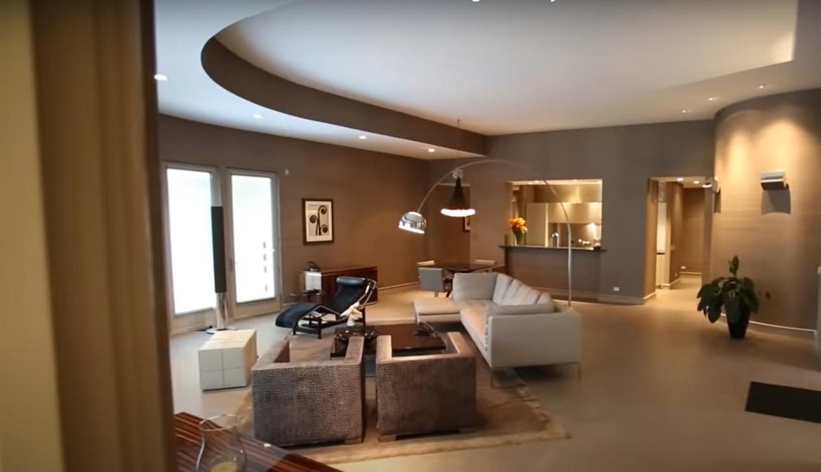 Estilo vanguardista con un toque personal. La residencia posee diferentes salones en los que no falta una decoración vanguardista que sigue los gustos del baloncestista, así como referencias a su carrera en la cancha. Elementos que probablemente el nuevo dueño elimine si no es un fan acérrimo.