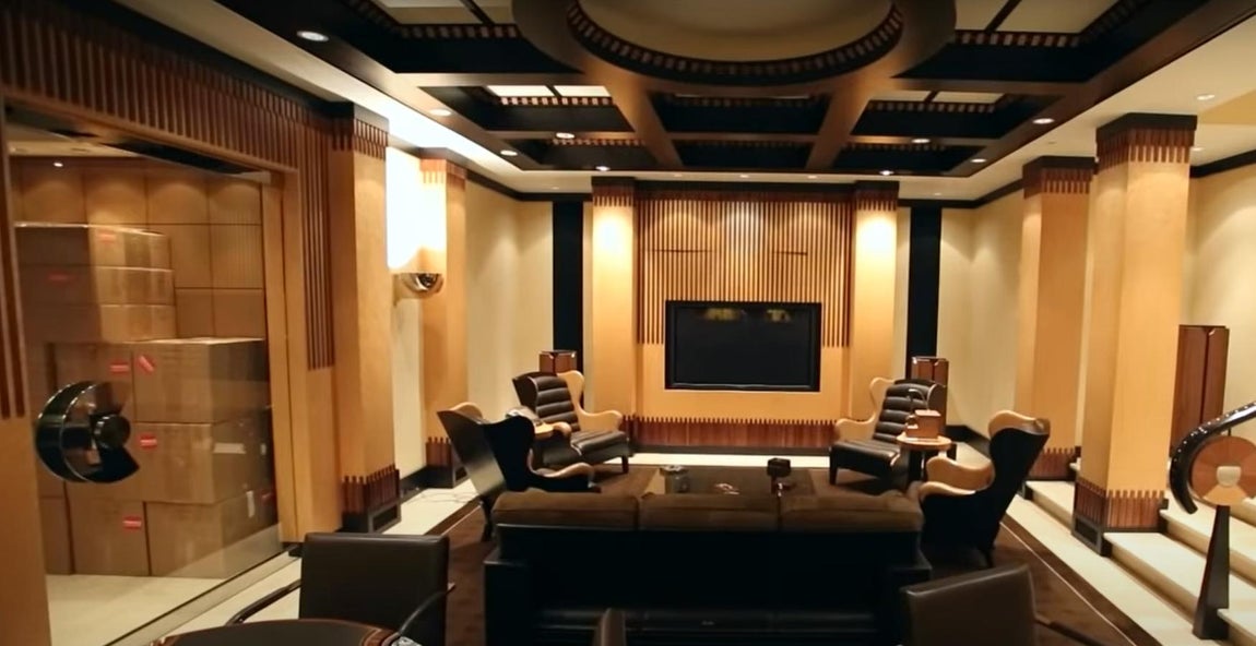 Aires retro con un toque masculino. El jugador residió en esta mansión 19 años, de ahí que su impronta siga presente en las habitaciones. La mayoría de los muebles siguen una línea de aires retro en los que no faltan los detalles en madera de roble y piel.